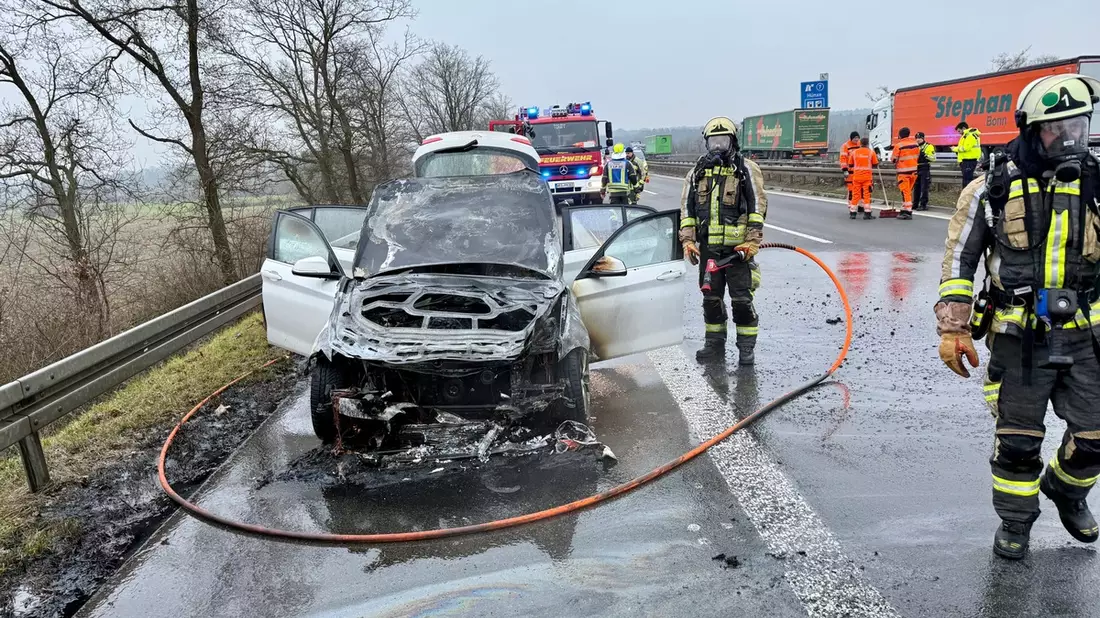 FW Hünxe: Pkw-Brand auf der BAB 3 - Zeitweise langer Rückstau - Bild: presseportal.de
