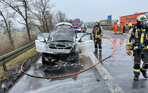 FW Hünxe: Pkw-Brand auf der BAB 3 - Zeitweise langer Rückstau - Foto: presseportal.de