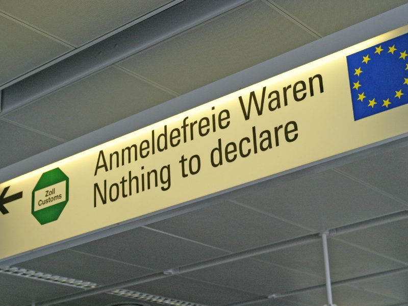 HZA-K: Kölner Zoll erwischt 33-Jährige aus dem Kreis Düren mit zwei Gepäckstücken voll gefälschter Luxusgüter / Originalwarenwert von rund 250.000 Euro - Foto: presseportal.de