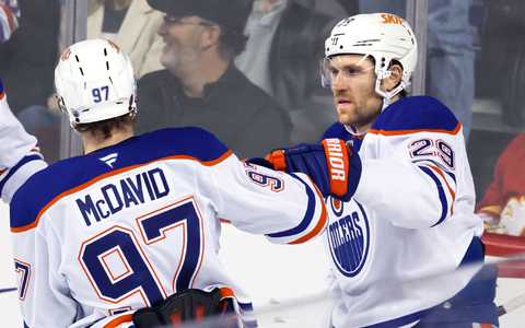 Leon Draisaitl (r.) stand am Mittwochabend noch in der NHL auf dem Eis - Foto: Larry MacDougal/The Canadian Press/AP/dpa