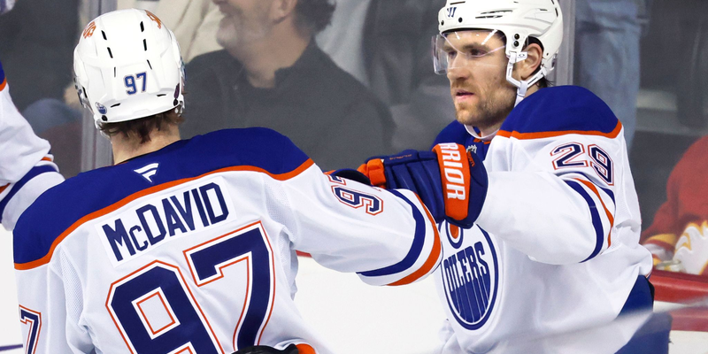 Leon Draisaitl (r.) stand am Mittwochabend noch in der NHL auf dem Eis - Foto: Larry MacDougal/The Canadian Press/AP/dpa