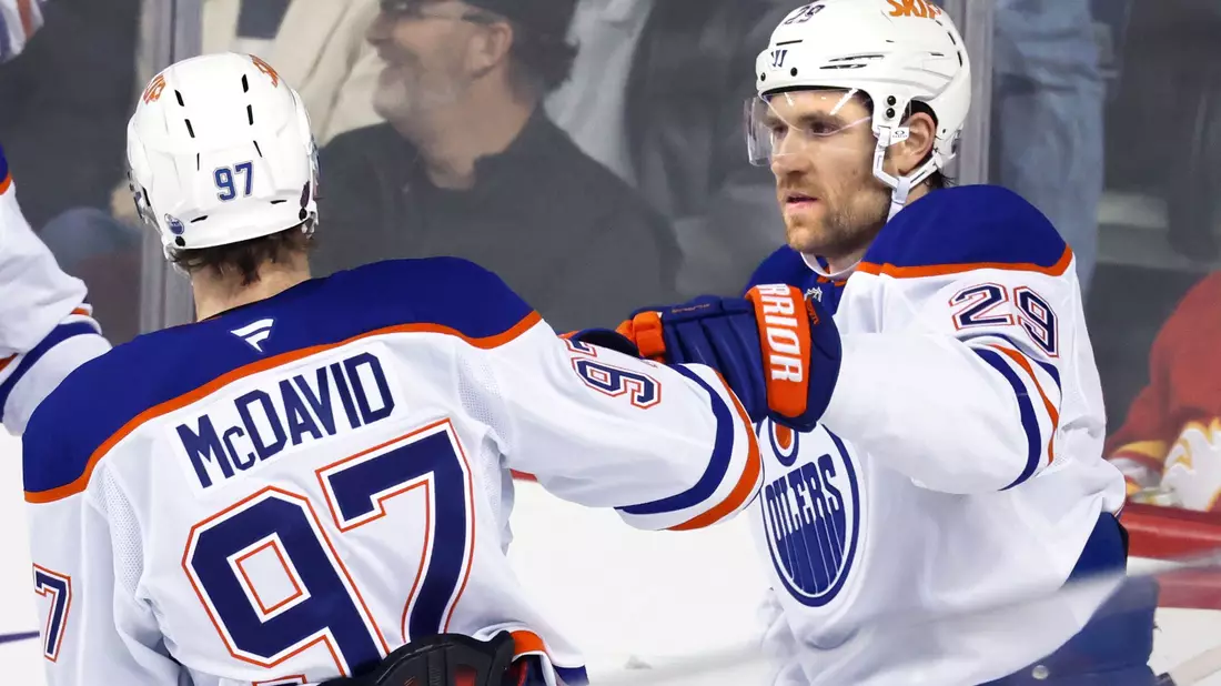 Leon Draisaitl (r.) stand am Mittwochabend noch in der NHL auf dem Eis - Bild: Larry MacDougal/The Canadian Press/AP/dpa