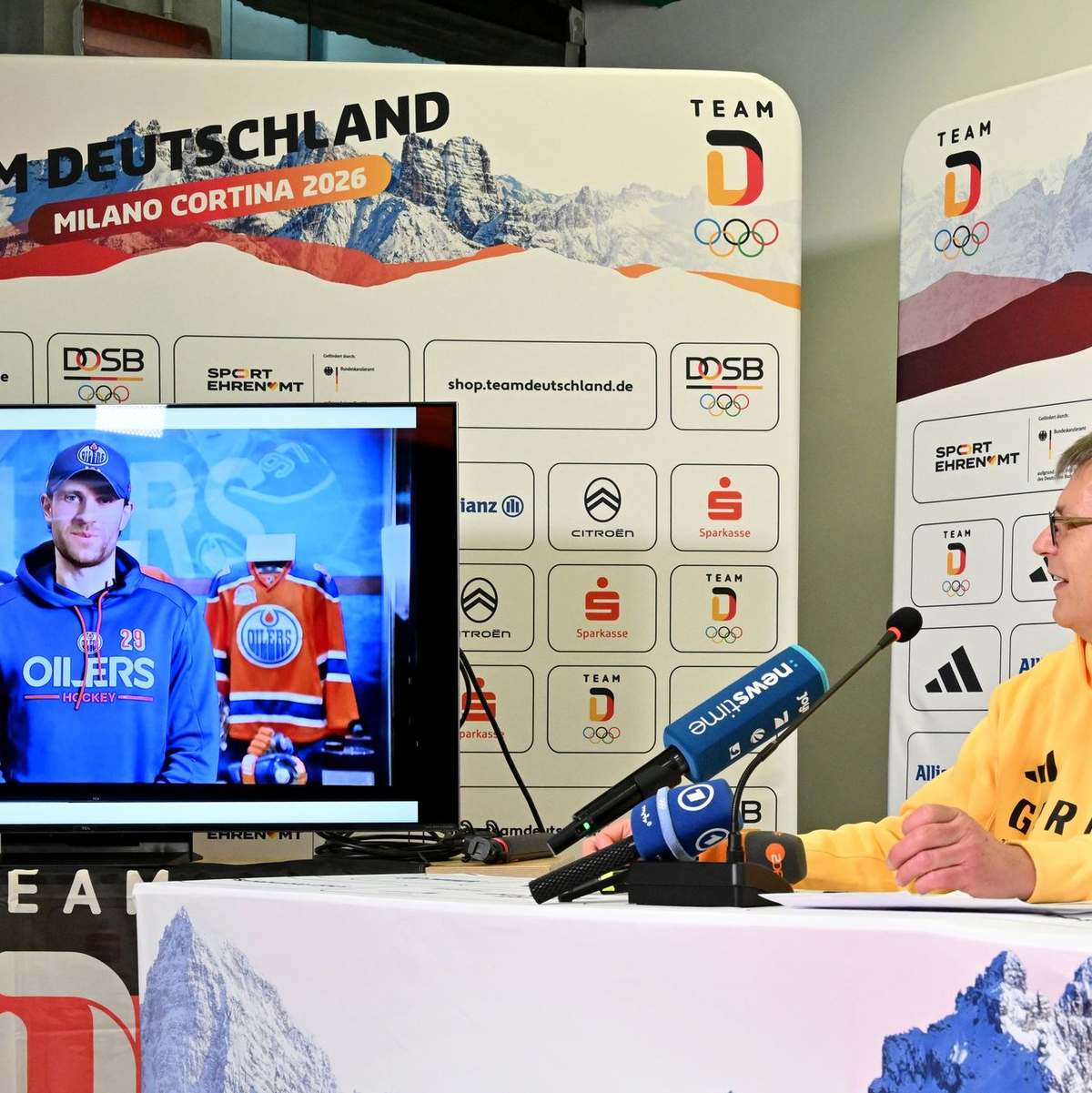 Aus logistischen Gründen wurde Leon Draisaitl bei der Vorstellung der deutschen Fahnenträger aus Kanada zugeschaltet - Foto: Peter Kneffel/dpa