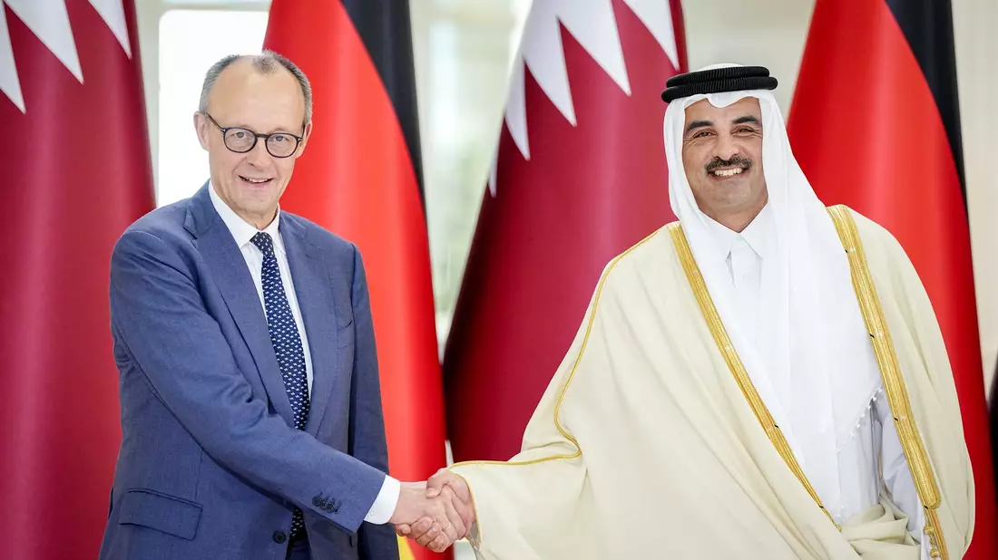 Merz - hier mit dem Emir des Staates Katar - betonte, er habe bei seinem Besuch in Saudi-Arabien und Katar auch Menschenrechtsfragen angesprochen.  - Bild: Kay Nietfeld/dpa