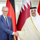 Merz - hier mit dem Emir des Staates Katar - betonte, er habe bei seinem Besuch in Saudi-Arabien und Katar auch Menschenrechtsfragen angesprochen.  - Foto: Kay Nietfeld/dpa