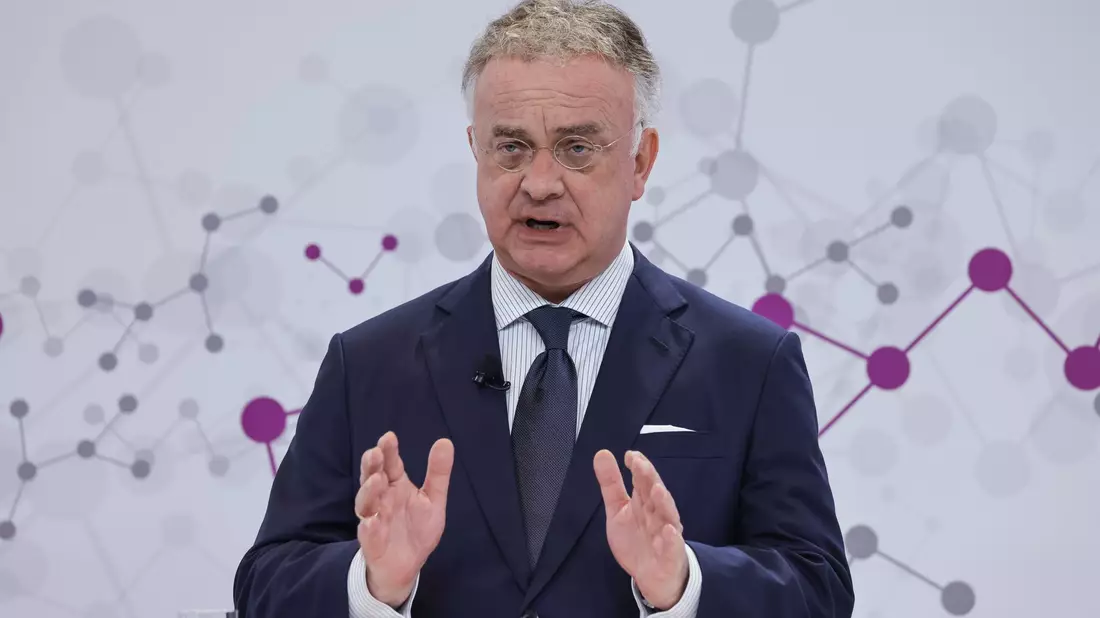 Das Spezialchemieunternehmen Evonik will künftig weniger Dividende an die Aktionärinnen und Aktionäre ausschütten, um mehr Geld für Investitionen und Schuldenabbau zu haben. (Symbolbild) - Bild: Oliver Berg/dpa