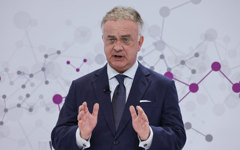 Das Spezialchemieunternehmen Evonik will künftig weniger Dividende an die Aktionärinnen und Aktionäre ausschütten, um mehr Geld für Investitionen und Schuldenabbau zu haben. (Symbolbild) - Foto: Oliver Berg/dpa