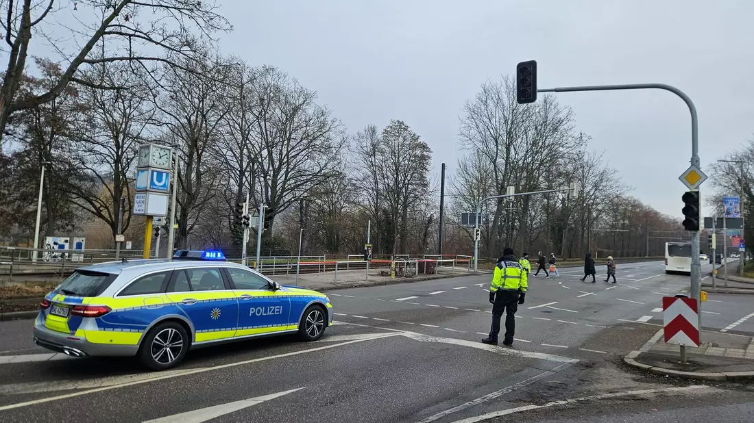 Polizisten mussten teils den Verkehr an ausgefallenen Ampeln regeln. - Bild: Andreas Rosar/dpa