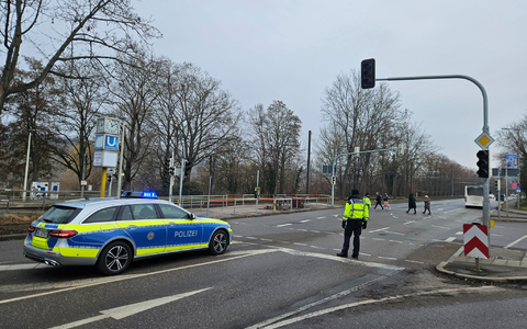 Polizisten mussten teils den Verkehr an ausgefallenen Ampeln regeln. - Foto: Andreas Rosar/dpa
