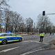 Polizisten mussten teils den Verkehr an ausgefallenen Ampeln regeln. - Foto: Andreas Rosar/dpa