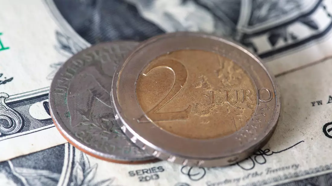 Der Euro hat einen vergleichsweise hohen Kurs zum US-Dollar erreicht. (Symbolbild) - Bild: Fernando Gutierrez-Juarez/dpa