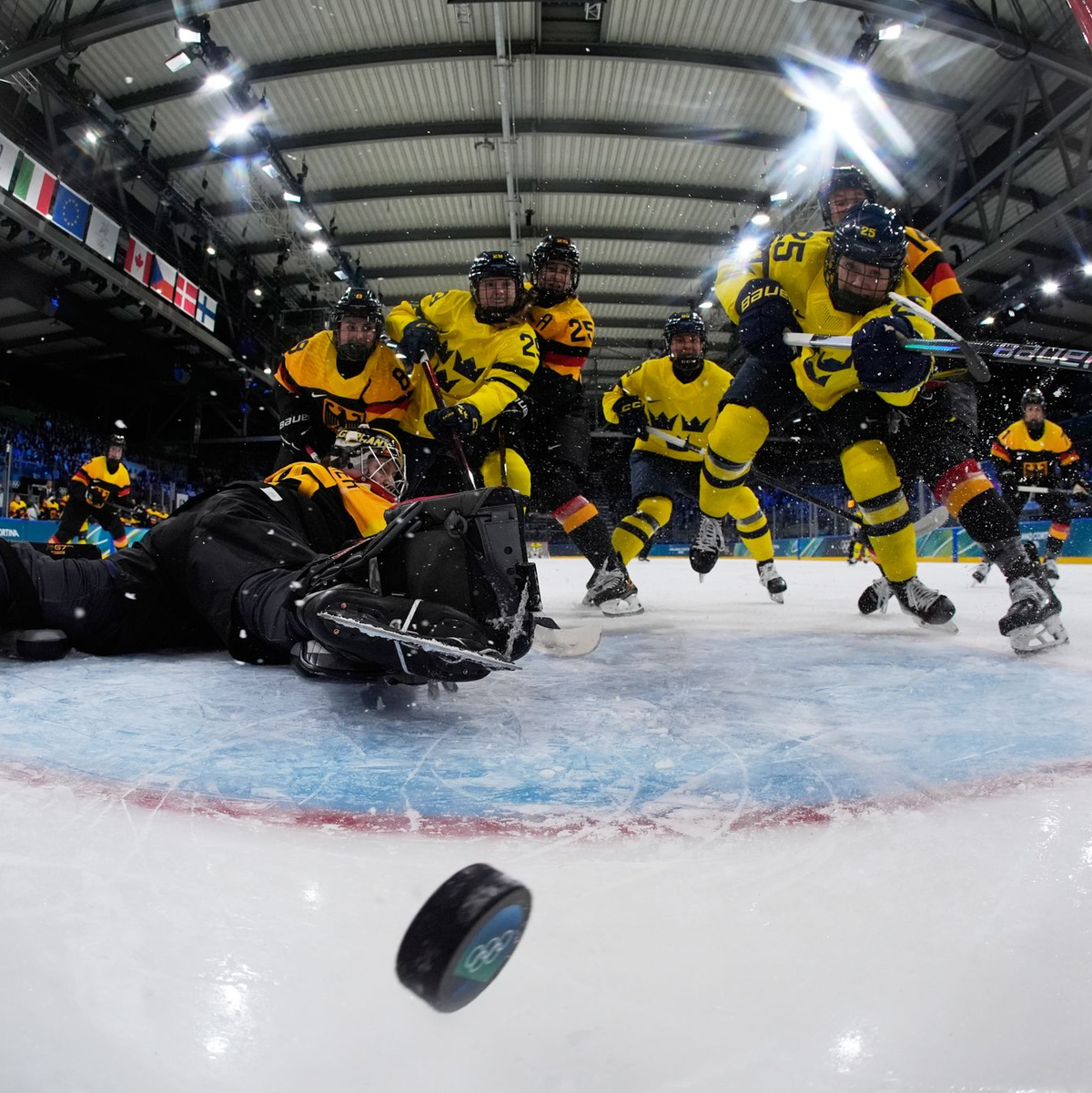 Deutschland verliert das Auftaktspiel beim olympischen Eishockeyturnier der Frauen. - Foto: Petr David Josek/Pool AP/AP/dpa