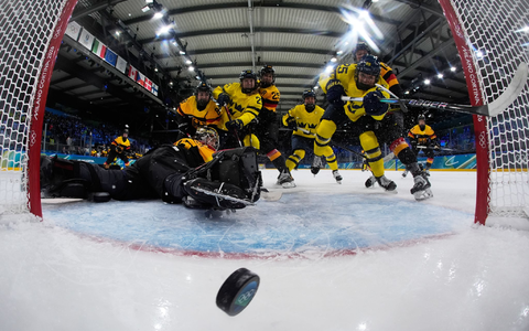 Deutschland verliert das Auftaktspiel beim olympischen Eishockeyturnier der Frauen. - Foto: Petr David Josek/Pool AP/AP/dpa