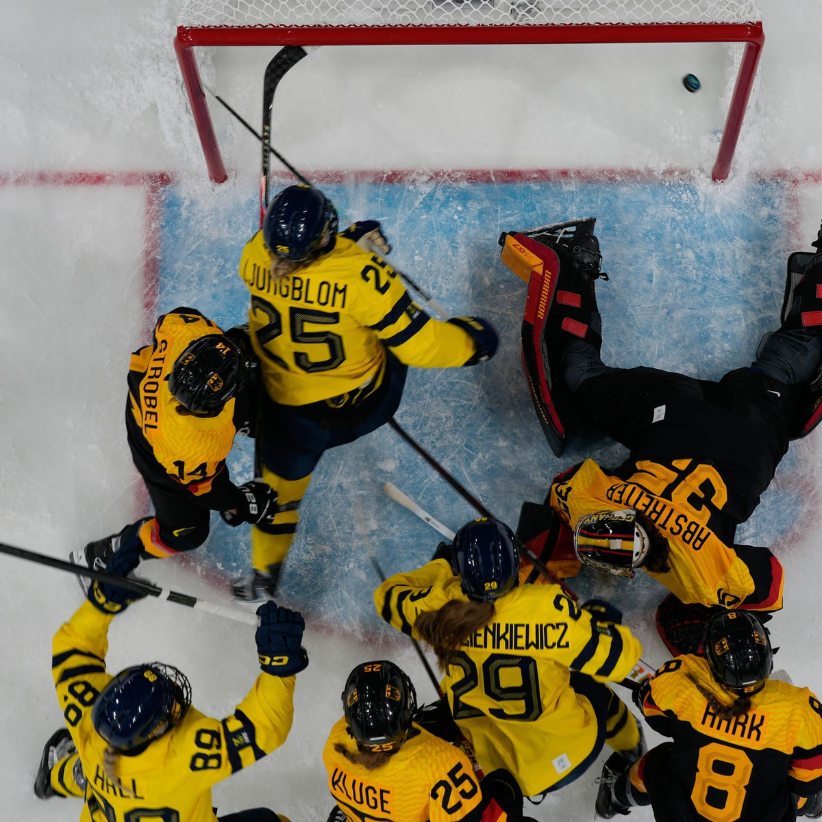 Die Schwedinnen waren zum Olympia-Start für Deutschland zu stark. - Foto: Petr David Josek/AP/dpa
