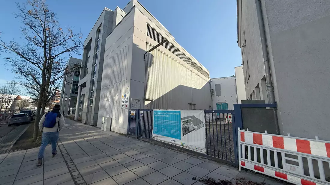 In diesem Umspannwerk hat ein Mitarbeiter mit einem Schaltfehler einen Stromausfall in Stuttgart ausgelöst.  - Bild: Stefanie Järkel/dpa
