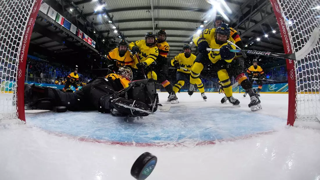 Deutschland verliert das Auftaktspiel beim olympischen Eishockeyturnier der Frauen. - Bild: Petr David Josek/Pool AP/AP/dpa