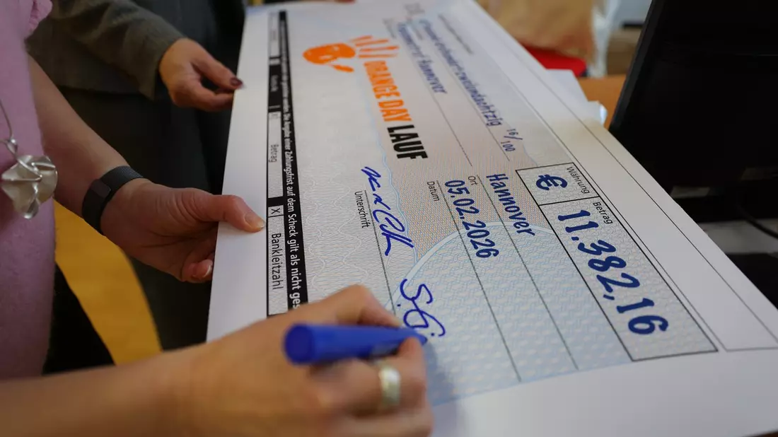 POL-H: Finanzielle Unterstützung für Frauennotruf Hannover: Übergabe des Erlöses des Orange-Day-Laufs 2025 - Bild: presseportal.de