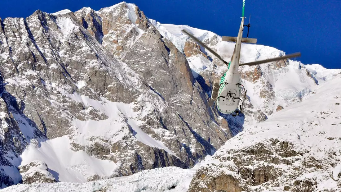 Rettungsteams der Bergwacht suchen noch im Lawinengebiet nach möglicherweise Verschütteten. (Archivbild) - Bild: Thierry Pronesti/ANSA/AP/dpa