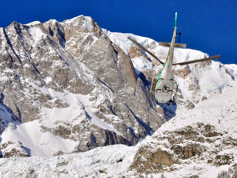 Rettungsteams der Bergwacht suchen noch im Lawinengebiet nach möglicherweise Verschütteten. (Archivbild) - Foto: Thierry Pronesti/ANSA/AP/dpa