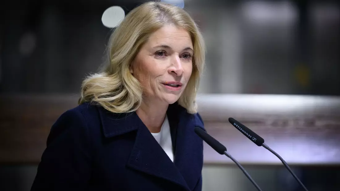 Bahnchefin Evelyn Palla will nach dem tödlichen Angriff auf einen Zugbegleiter einen Sicherheitsgipfel mit den Sicherheitsverantwortlichen im Bahnverkehr einberufen. (Archivbild) - Bild: Bernd von Jutrczenka/dpa
