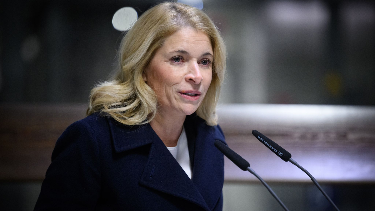 Bahnchefin Evelyn Palla will nach dem tödlichen Angriff auf einen Zugbegleiter einen Sicherheitsgipfel mit den Sicherheitsverantwortlichen im Bahnverkehr einberufen. (Archivbild) - Foto: Bernd von Jutrczenka/dpa