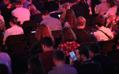 Junge Leute mit ihren Smartphones (Archiv) - Foto: via dts Nachrichtenagentur