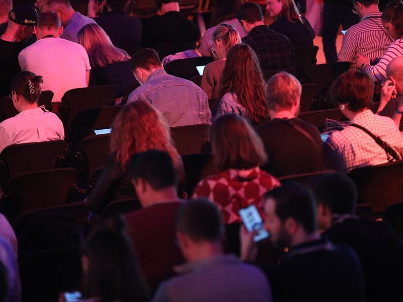 Junge Leute mit ihren Smartphones (Archiv) - Foto: via dts Nachrichtenagentur