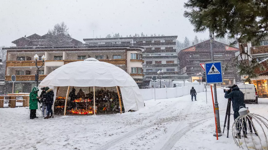 Die Gemeinde Crans-Montana greift jetzt bei Brandschutzmängeln durch. (Archivbild) - Bild: Philipp von Ditfurth/dpa