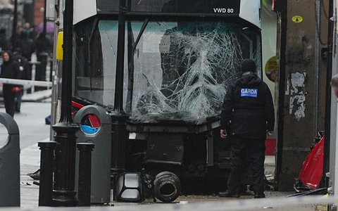 Mehrere Verletzte müssen im Krankenhaus behandelt werden. - Foto: Brian Lawless/PA Wire/dpa