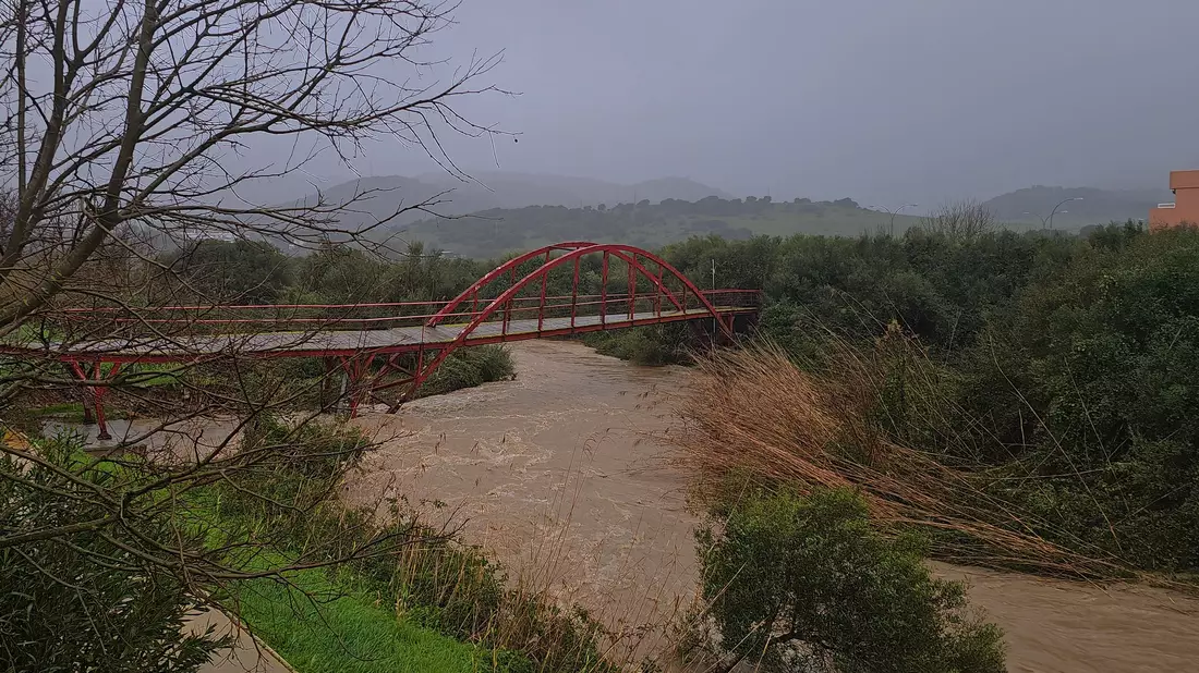 In der Region Málaga wurde weiter nach einer Frau gesucht, die von den Wassermassen fortgerissen worden war.  - Bild: Nono Rico / Europa Press/EUROPA PRESS/dpa