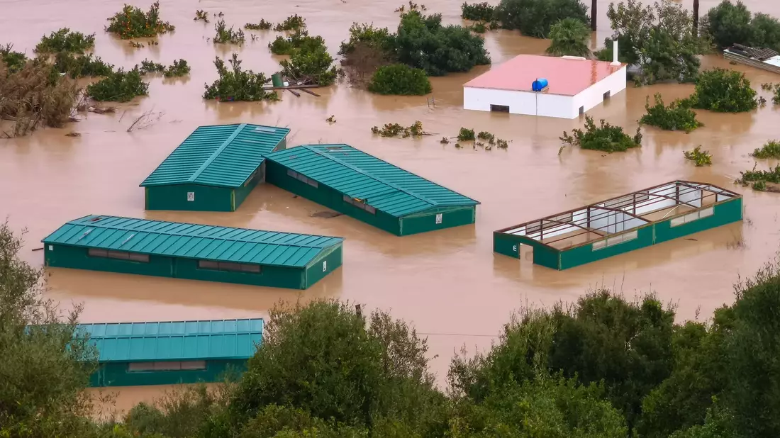 Der Atlantiksturm «Leonardo» hat mit Starkregen und Orkanböen Überschwemmungen in Portugal und wie hier in Südspanien ausgelöst. - Bild: Francisco J. Olmo/EUROPA PRESS/dpa
