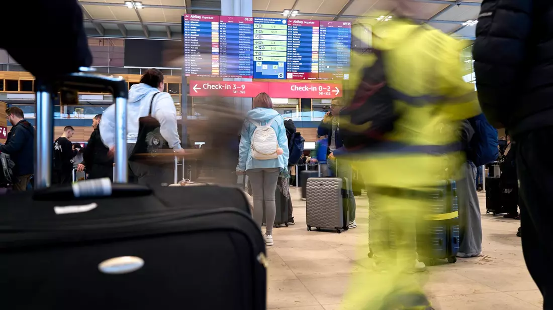 Der Flughafen BER hat seinen Betrieb vorübergehend eingestellt.  - Bild: Michael Ukas/dpa