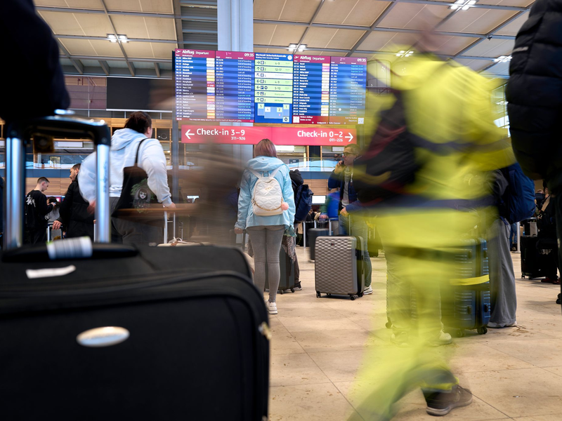 Der Flughafen BER hat seinen Betrieb vorübergehend eingestellt.  - Foto: Michael Ukas/dpa