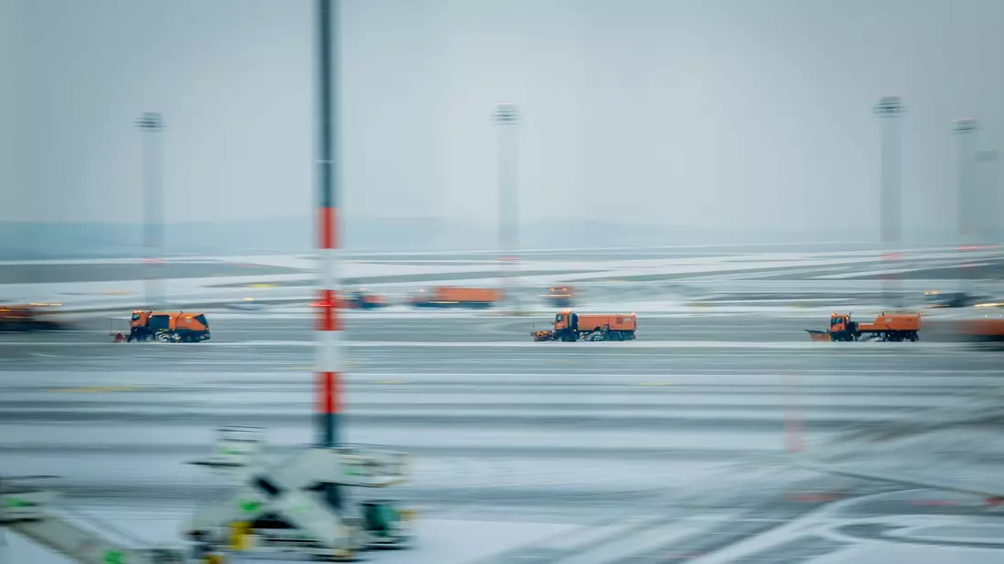Der Flughafen BER hat den Betrieb wegen des Winterwetters eingestellt.  - Bild: Christoph Soeder/dpa