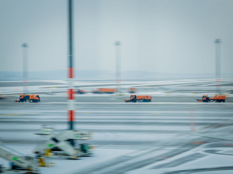 Der Flughafen BER hat den Betrieb wegen des Winterwetters eingestellt.  - Foto: Christoph Soeder/dpa