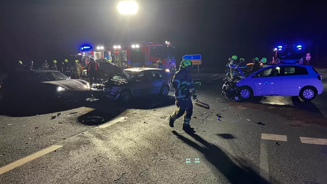 FW Paderborn: Verkehrsunfall Kreuzung George-Marshall-Ring / B64 - Bild: presseportal.de