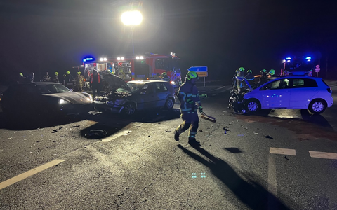 FW Paderborn: Verkehrsunfall Kreuzung George-Marshall-Ring / B64 - Foto: presseportal.de