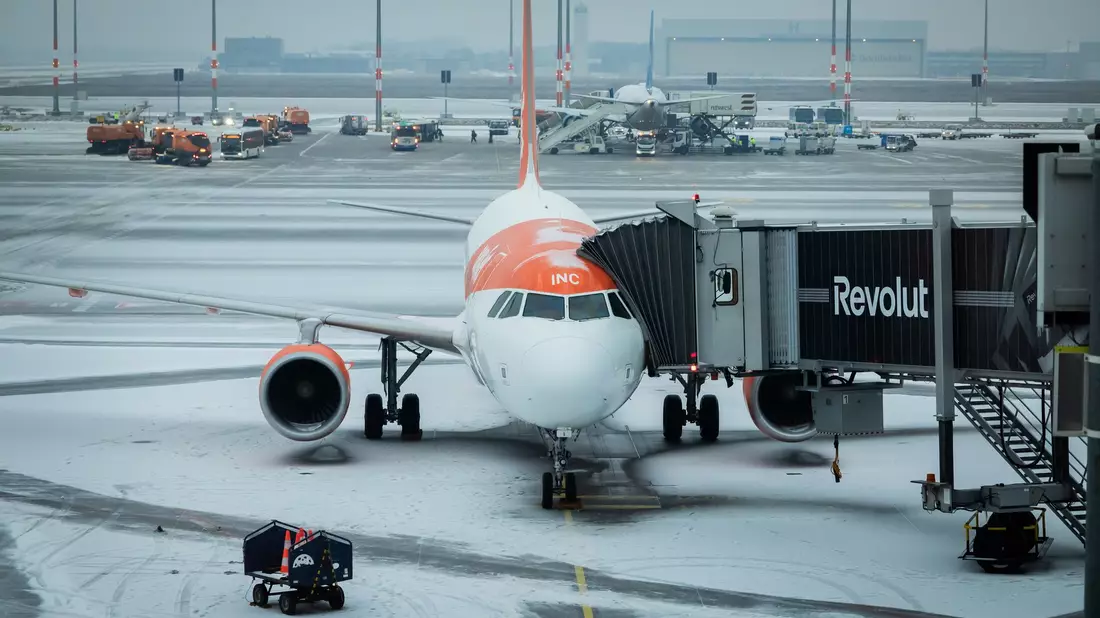 Am Flughafen BER starten und landen aktuell vorerst keine Maschinen mehr.  - Bild: Christoph Soeder/dpa