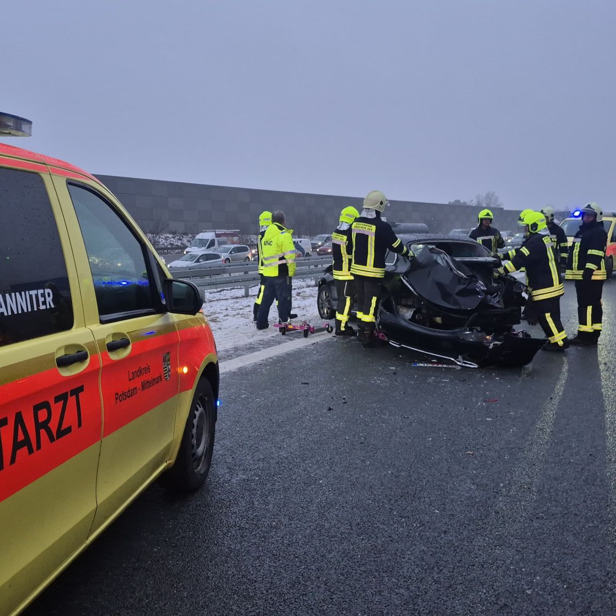 Bei Unfällen auf der A10 gab es einige Verletzte. - Foto: Julian Stähle/dpa-Zentralbild/dpa