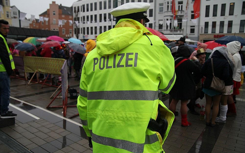 Polizei im Karneval (Archiv) - Foto: via dts Nachrichtenagentur