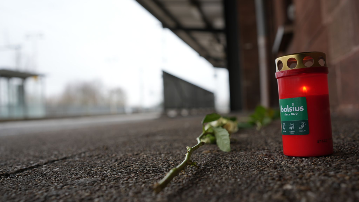 An den getöteten Zugbegleiter wird am Bahnhof Landstuhl erinnert.  - Foto: Patrick von Frankenberg/dpa