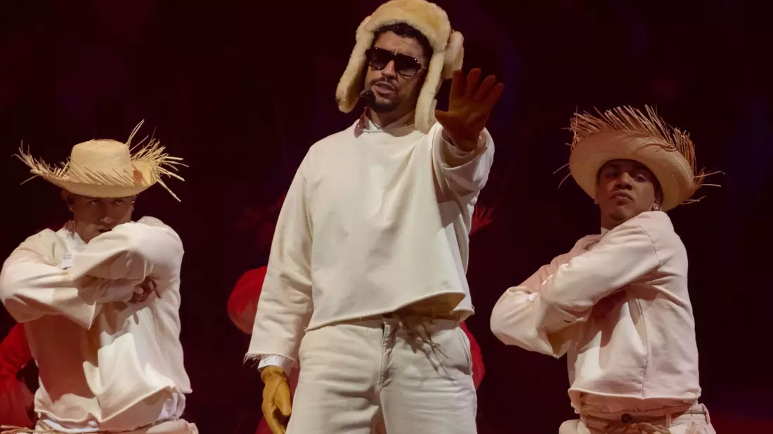 Der Rapper ist hier bei seinem letzten Auftritt der Konzertreihe «No Me Quiero Ir de Aquí» (Deutsch: Ich will hier nicht weggehen) zu sehen. 31 Shows spielte er im Sommer 2025 auf seiner Heimatinsel. (Archivbild) - Bild: Alejandro Granadillo/AP/dpa