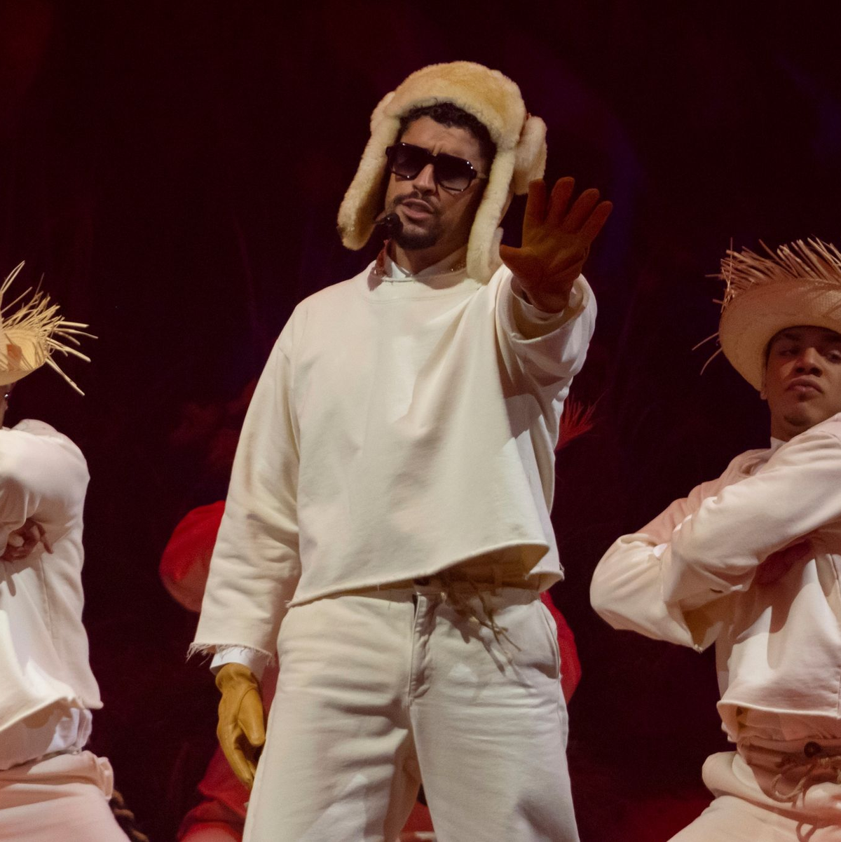 Der Rapper ist hier bei seinem letzten Auftritt der Konzertreihe «No Me Quiero Ir de Aquí» (Deutsch: Ich will hier nicht weggehen) zu sehen. 31 Shows spielte er im Sommer 2025 auf seiner Heimatinsel. (Archivbild) - Foto: Alejandro Granadillo/AP/dpa