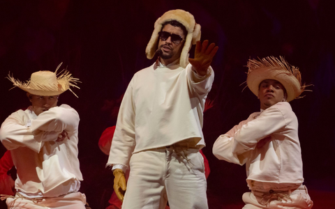 Der Rapper ist hier bei seinem letzten Auftritt der Konzertreihe «No Me Quiero Ir de Aquí» (Deutsch: Ich will hier nicht weggehen) zu sehen. 31 Shows spielte er im Sommer 2025 auf seiner Heimatinsel. (Archivbild) - Foto: Alejandro Granadillo/AP/dpa