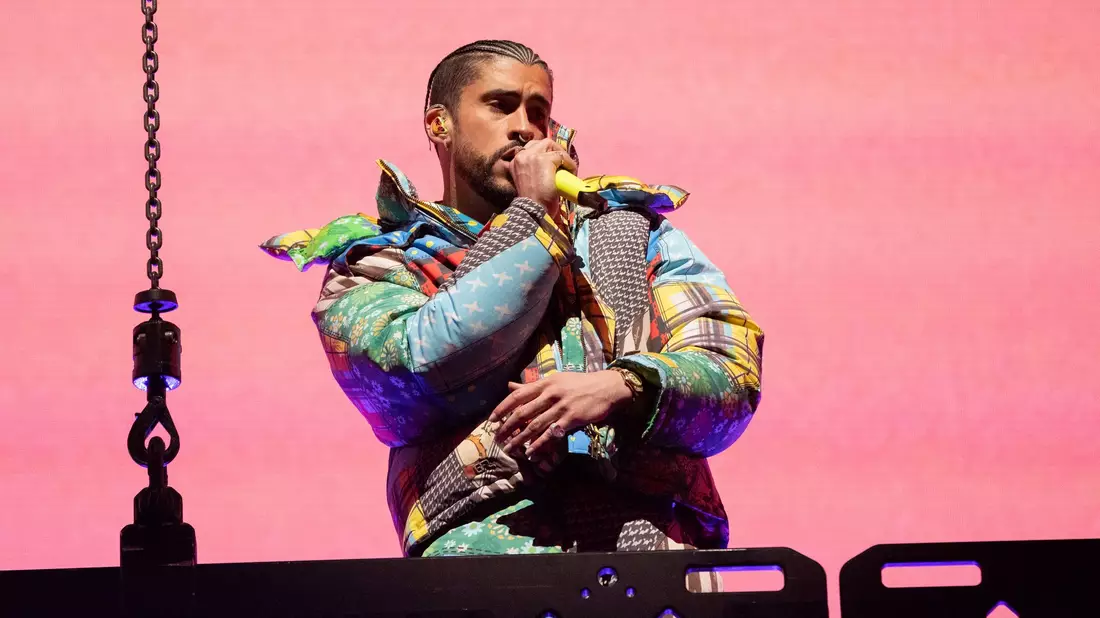 Mit Anfang 20 arbeitete Benito noch in einem Supermarkt als «Grocery Bagger» – er packte die Einkäufe der Kunden in Tüten. In der jüngsten Jahresstatistik des Streamingdienstes Spotify ist das «böse Häschen» nun der meistgehörte Musiker des Planeten. (Archivbild) - Bild: Amy Harris/Invision/AP/dpa