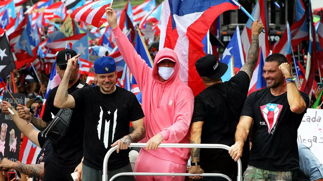 Nicht erst seit gestern ist der Latin-Rap- und Reggaeton-Sänger politisch. Hier feiert er im Jahr 2019 lachsfarben nach tagelangen Massenprotesten den angekündigten Rücktritt des Gouverneurs von Puerto Rico. (Archivbild) - Bild: Pedro Portal/Zuma Press/dpa