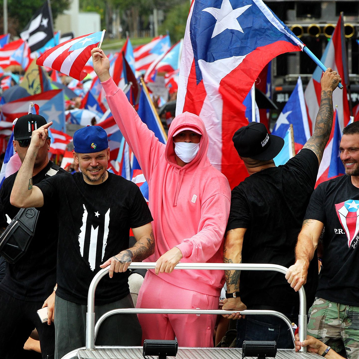 Nicht erst seit gestern ist der Latin-Rap- und Reggaeton-Sänger politisch. Hier feiert er im Jahr 2019 lachsfarben nach tagelangen Massenprotesten den angekündigten Rücktritt des Gouverneurs von Puerto Rico. (Archivbild) - Foto: Pedro Portal/Zuma Press/dpa