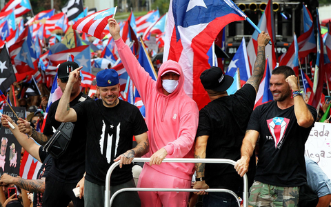 Nicht erst seit gestern ist der Latin-Rap- und Reggaeton-Sänger politisch. Hier feiert er im Jahr 2019 lachsfarben nach tagelangen Massenprotesten den angekündigten Rücktritt des Gouverneurs von Puerto Rico. (Archivbild) - Foto: Pedro Portal/Zuma Press/dpa