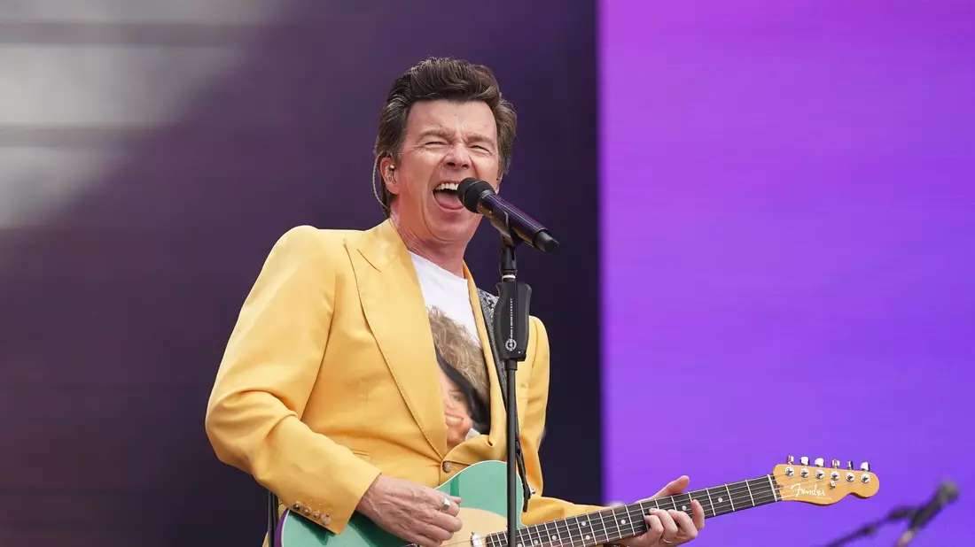 Rick Astley greift gern mal in die Saiten. (Archivbild) - Bild: Joe Giddens/PA Wire/dpa