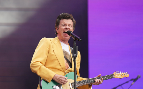 Rick Astley greift gern mal in die Saiten. (Archivbild) - Foto: Joe Giddens/PA Wire/dpa